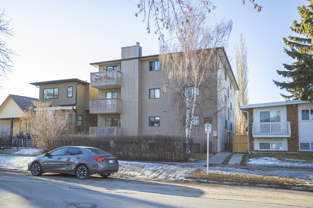 123 22 Av NE in Calgary, AB - Building Photo