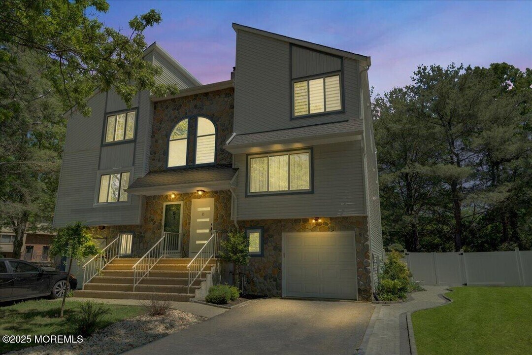 85 Lone Star Ln in Englishtown, NJ - Building Photo
