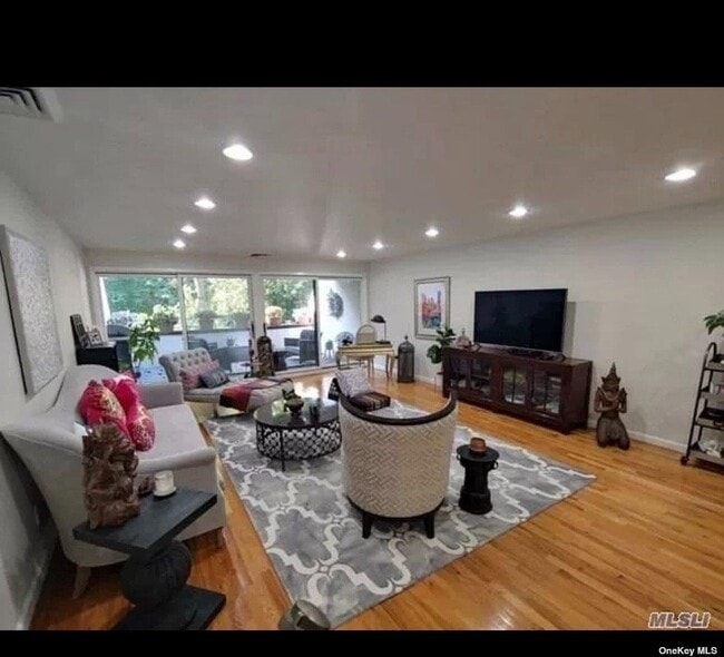 99 Clent Rd in Great Neck, NY - Building Photo - Building Photo