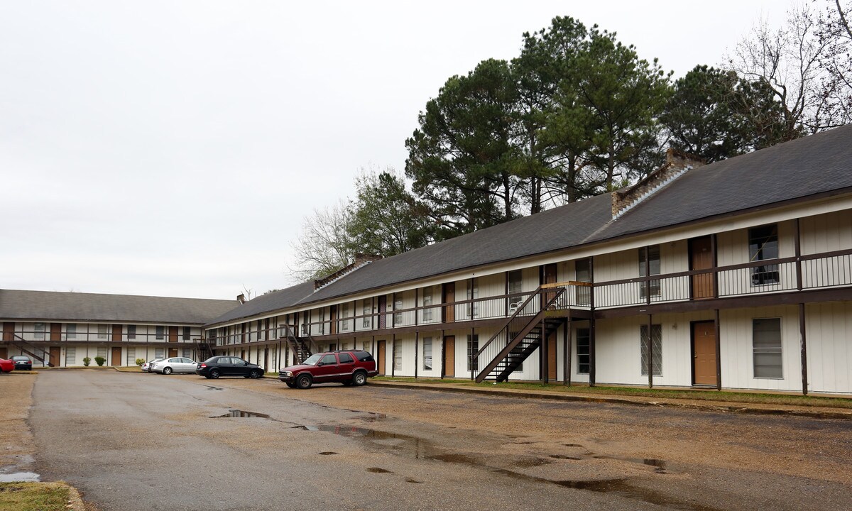 Southpointe Apartments in Jackson, MS - Building Photo