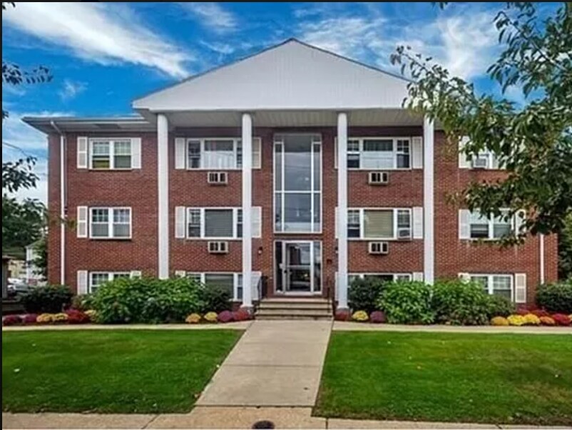 924 Main St, Unit 21 in Woburn, MA - Building Photo