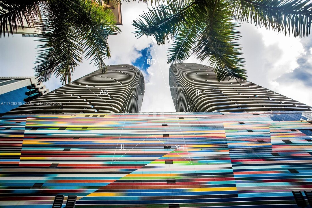 45 SW 9th St, Unit 4706 in Miami, FL - Foto de edificio