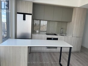 395 Square One Dr in Mississauga, ON - Building Photo - Building Photo