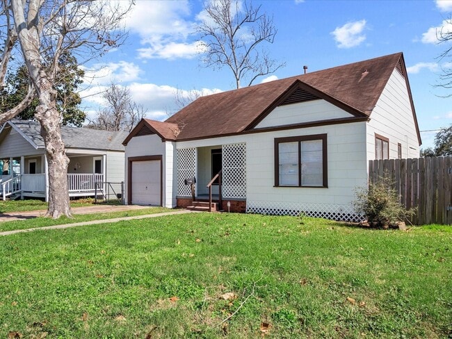 property at 208 N 7th St