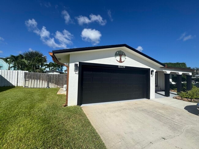 10339 Daphne Ave in Palm Beach Gardens, FL - Building Photo - Building Photo