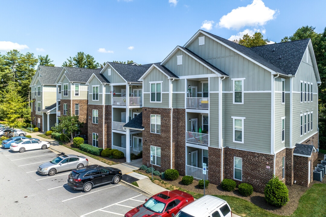 Seasons at Cane Creek in Fletcher, NC - Foto de edificio