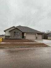 1384 S Mahn Ave in Springfield, MO - Foto de edificio - Building Photo