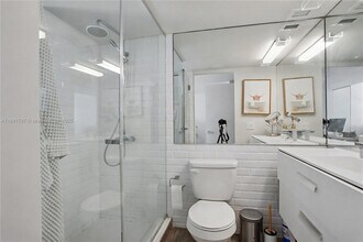 10000 W Bay Harbor Dr in Bay Harbor Islands, FL - Building Photo - Building Photo