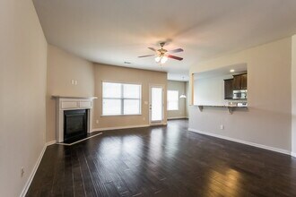 702 Flag St in Canton, GA - Foto de edificio - Building Photo