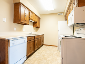 Lake Shore Place in Ankeny, IA - Building Photo