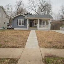 1077 S Roanoke Ave in Springfield, MO - Building Photo