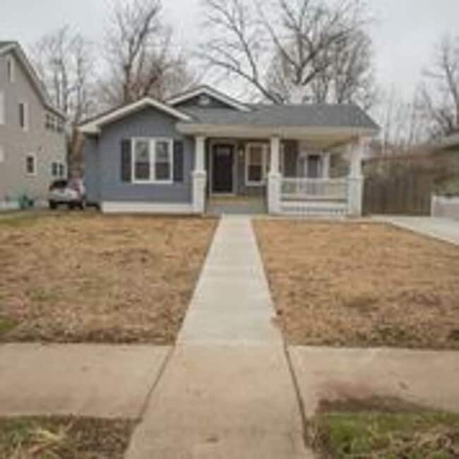 property at 1077 S Roanoke Ave