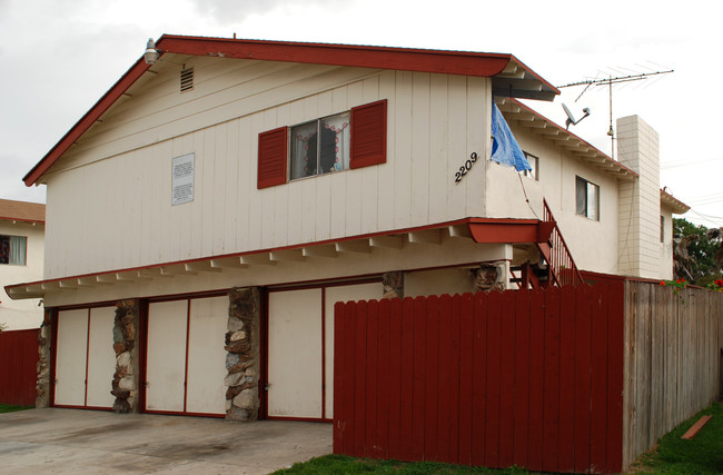 2209 S Center St in Santa Ana, CA - Foto de edificio - Building Photo