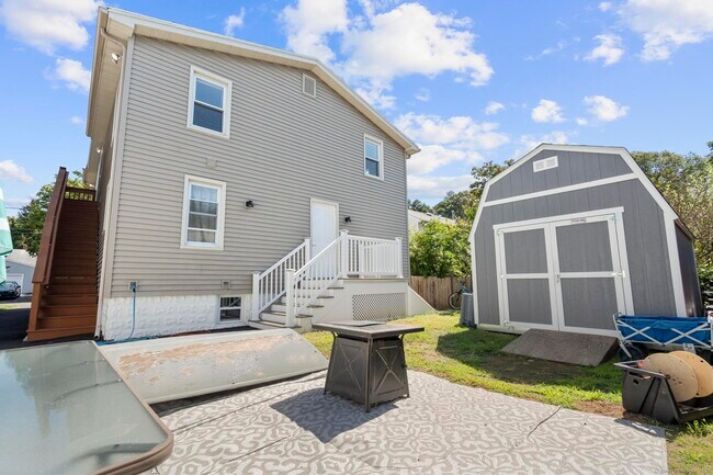 8 York St in Milford, CT - Building Photo - Building Photo