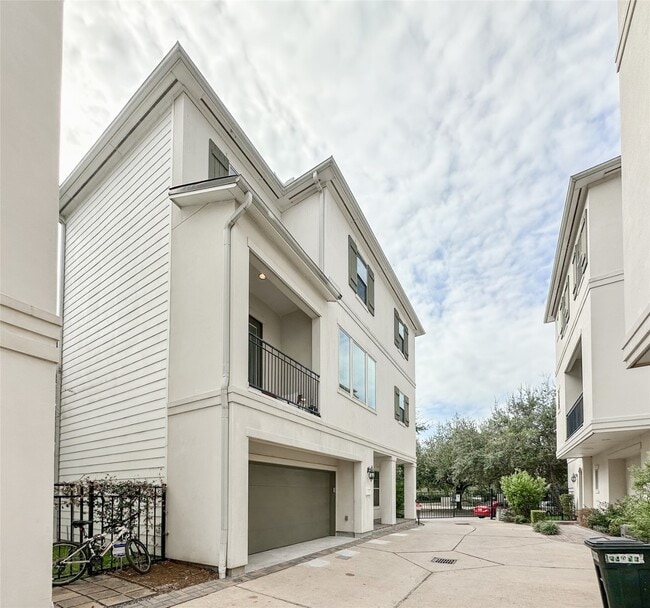 2 Hermann Park Ct in Houston, TX - Building Photo - Building Photo