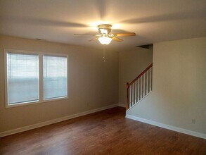 409 Cherry St in Fuquay Varina, NC - Foto de edificio - Building Photo