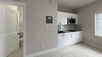 930 SW 6 St in Miami, FL - Building Photo - Building Photo