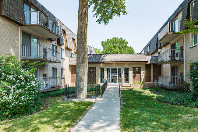 Randall House Apartments in Fairview Park, OH - Foto de edificio - Building Photo