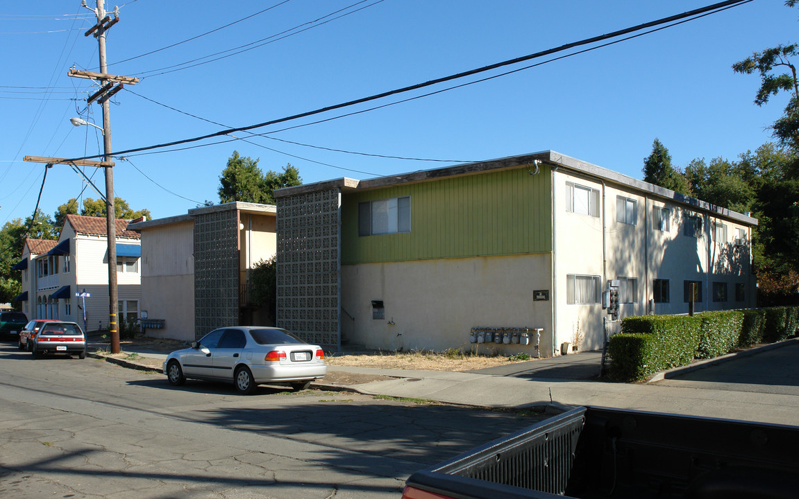 1033 Ferry St in Martinez, CA - Building Photo