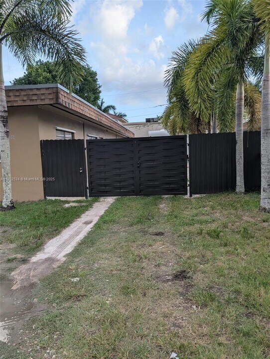 633 NW 1st St in Homestead, FL - Foto de edificio