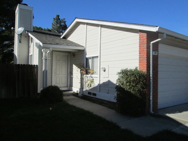 709 Heather Pl in Brentwood, CA - Foto de edificio - Building Photo