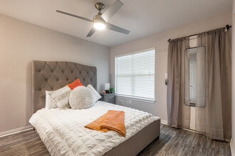 Sun and Sands Apartments in Dallas, TX - Building Photo - Interior Photo