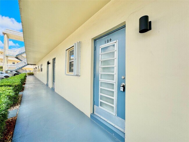 4431 NW 16th St in Lauderhill, FL - Building Photo - Building Photo