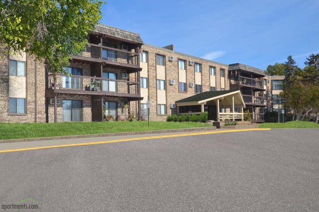 Oakridge Apartments in Hopkins, MN - Foto de edificio - Building Photo