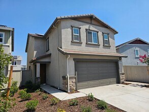 7041 Lone Sycamore St in Roseville, CA - Building Photo - Building Photo