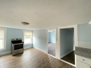 139 W Hollis St-Unit -3 in Nashua, NH - Building Photo - Building Photo