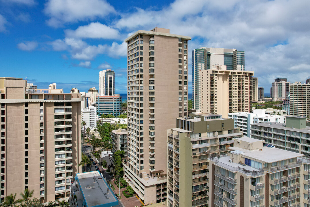 Aloha Towers in Honolulu, HI - Building Photo