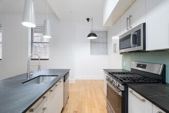 4 Beacon Way, Unit 2000 in Jersey City, NJ - Building Photo - Building Photo