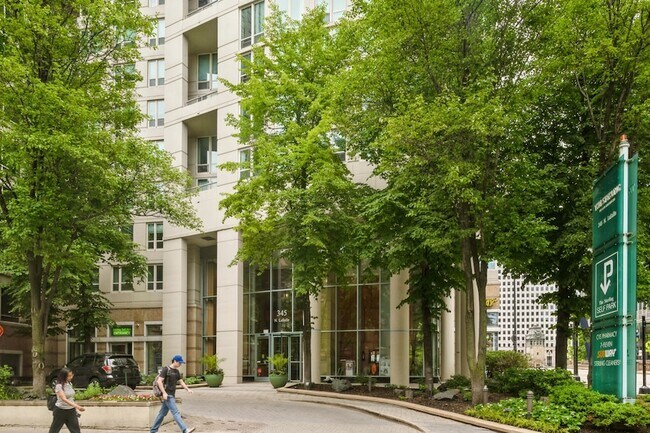 345 N LaSalle St, Unit 2604 in Chicago, IL - Building Photo - Building Photo
