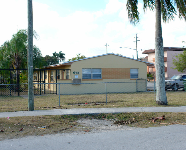 186 NW 2nd St in Homestead, FL - Foto de edificio - Building Photo