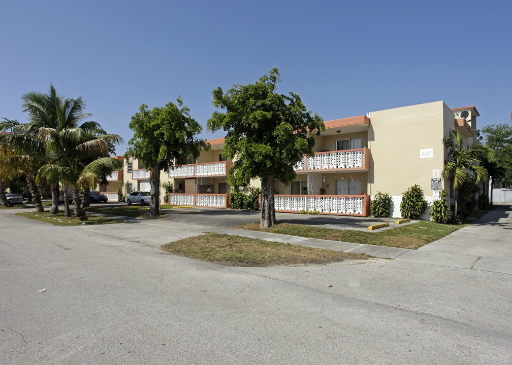 2031 NE 139 St North Miami Beach, FL 33181 in North Miami Beach, FL - Foto de edificio