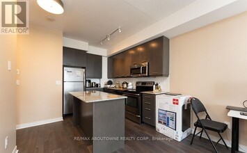 360-2360 Square One Dr in Mississauga, ON - Building Photo - Building Photo