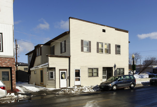 112 S Main St in White River Junction, VT - Foto de edificio - Building Photo