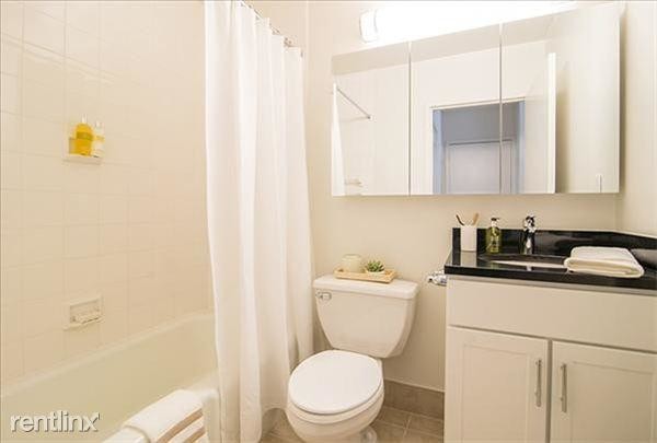 136 E 55th St-Unit -7B in New York, NY - Building Photo - Building Photo