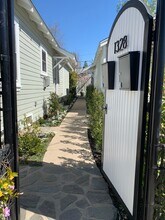 1328 Electric Ave, Unit B in Venice, CA - Foto de edificio - Building Photo