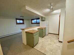 5430 W 82nd Ave, Unit B in Anchorage, AK - Foto de edificio - Building Photo