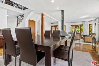 10734 Lindbrook Dr in Los Angeles, CA - Foto de edificio - Building Photo