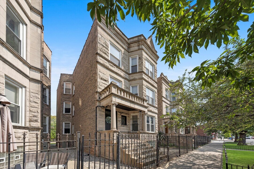 3106 W Fullerton Ave in Chicago, IL - Building Photo