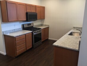 1142 Ebbets Dr in Tumwater, WA - Building Photo - Building Photo