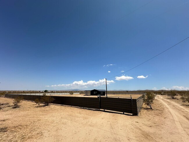 60717 Meliz Rd in Landers, CA - Foto de edificio - Building Photo