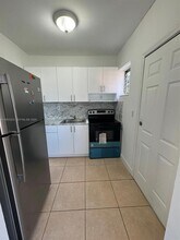 120 SW 18th Ct in Miami, FL - Foto de edificio - Building Photo