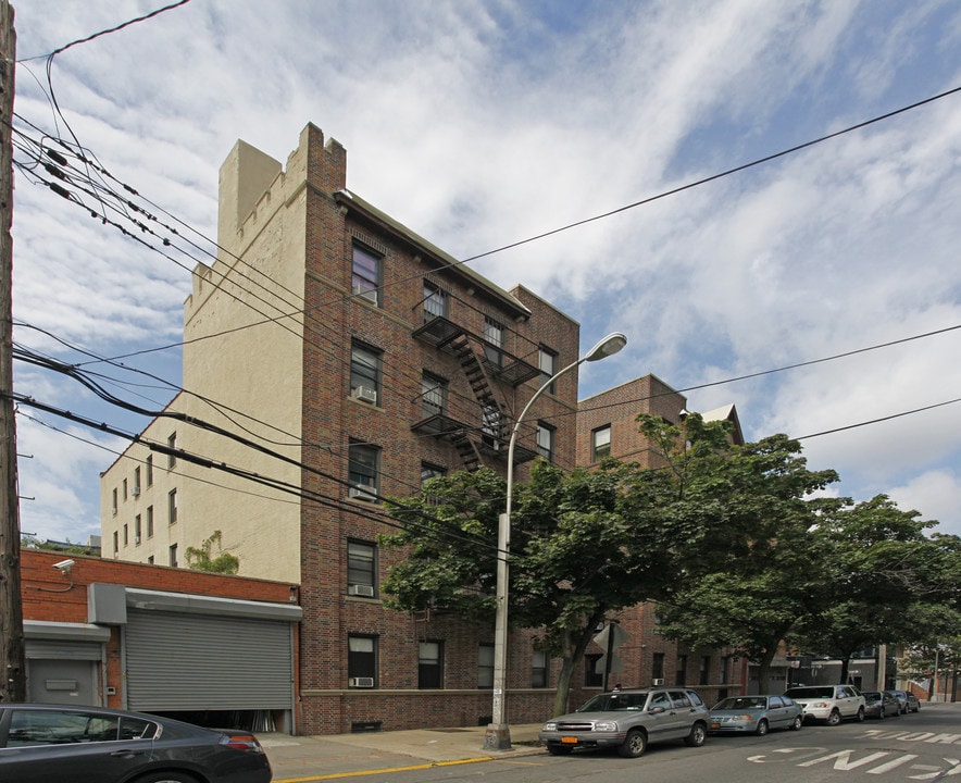 27-08 39th Ave in Long Island City, NY - Building Photo