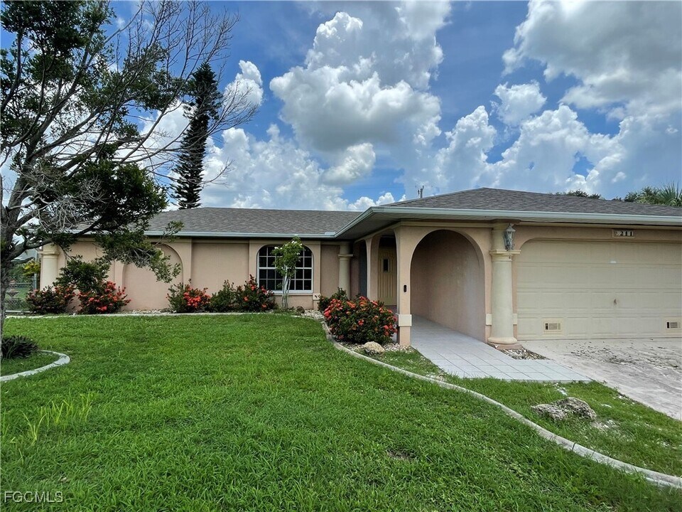 211 NE 7th Pl in Cape Coral, FL - Building Photo