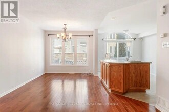 239 Meadowbreeze Dr in Ottawa, ON - Building Photo - Building Photo