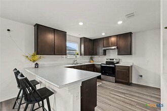 4703 Plaza Ctr in San Antonio, TX - Building Photo - Building Photo