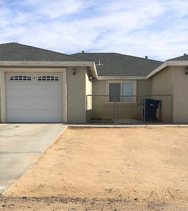 21755 Ives Dr-Unit -Unit B in California City, CA - Foto de edificio - Building Photo